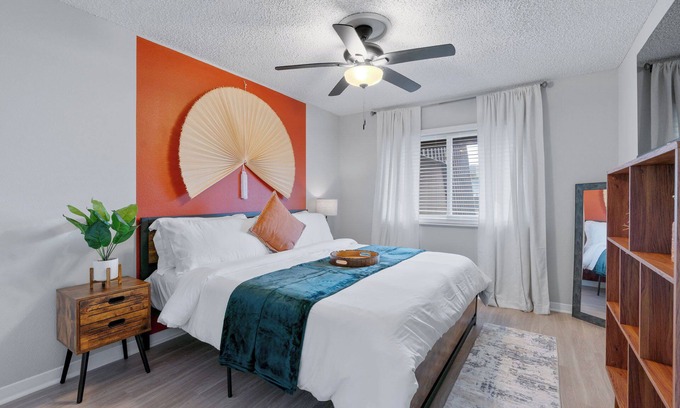 Pemberton Heights Apartment | Austin Elegance Mins to UT, Downtown & Attractions - King Bed, Balcony,