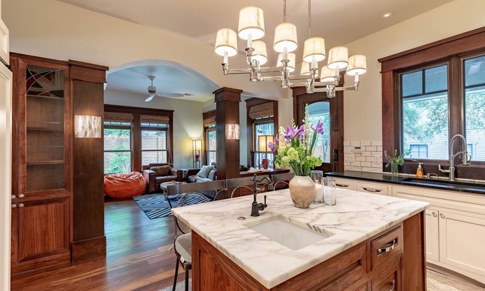 Swede Hill House | Austin Luxury Escape – 8 Bedrooms, Pool, Hot Tub, BBQ, & Steps from UT & Moody