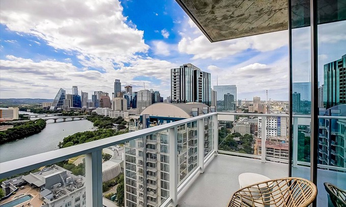 Rainey Street Historic District Condo | Austin Rainey St. corner condo - lake views, private balcony, pool & gym