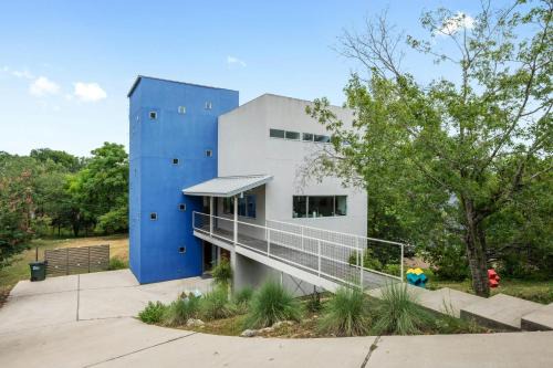 Westridge Estates House | Austin Timber Ridge Treehouse- Modern Multi Level Near Austin!