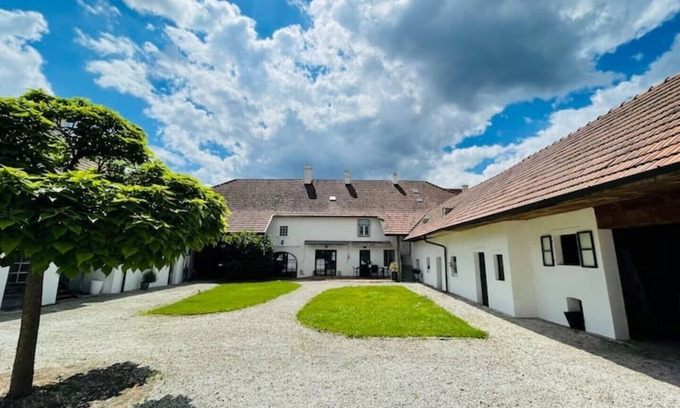 Etsdorf-Haitzendorf House | Auszeit am Modernen Vierkanthof
