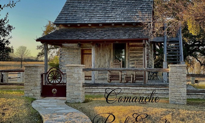 Granbury Cabin | Authentic 1800’s cabin getaway with modern day amenities