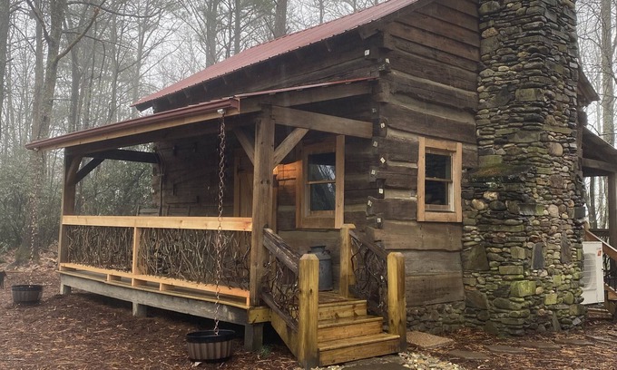 Hendersonville Cabin | Authentic 1850’s Settlers cabin High Speed Internet