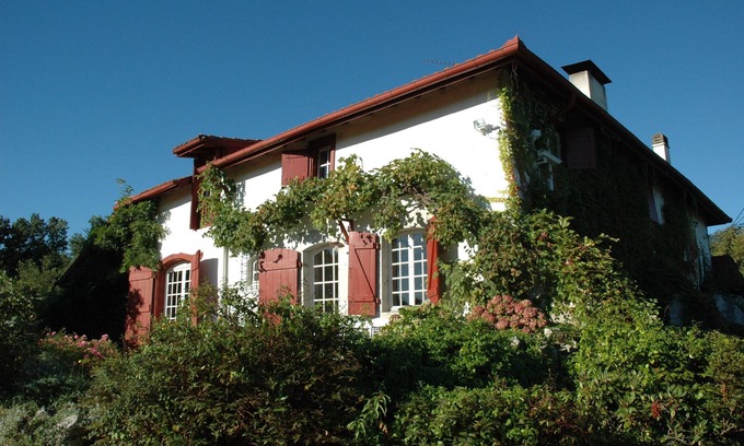 Urcuit House | Authentic Basque Farm from the 17th century, clam, private swimming pool, forest