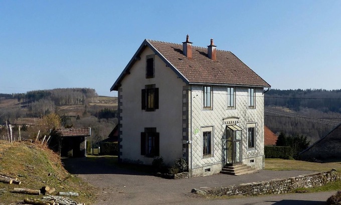 La Montagne Cottage | Authentic Cottage in Regional Park, Pets Allowed