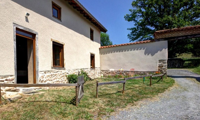 Panissieres Cottage | Authentic Cottage with Terrace and Pets Allowed