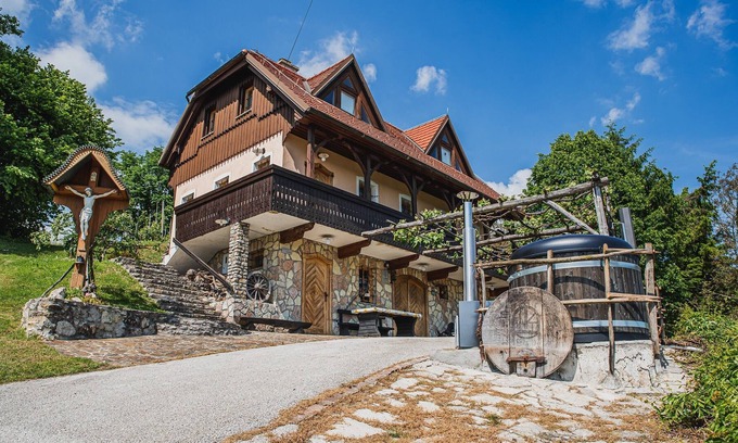 Krsko Villa | Authentic Countryside Villa with Hot tub