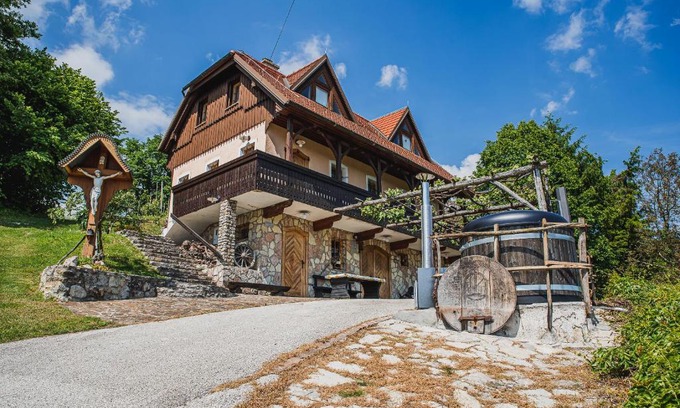 Krsko Villa | Authentic Countryside Villa with Hot tub