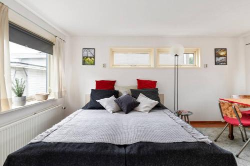 Stadionbuurt House | Authentic Dutch Houseboat in Amsterdam Zuid