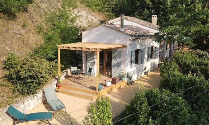Saillans House | Authentic gîte, nature, calm, swimming pool, relaxation, activities and scents