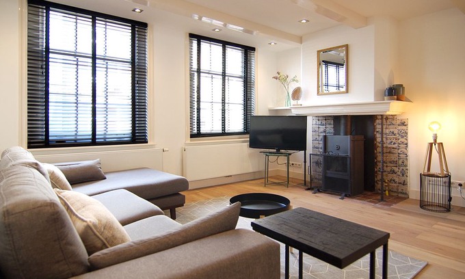 Haarlemmerbuurt Apartment | Authentic Jordaan - 2 BR & 2 Bath Luxury - Central Location on UNESCO site