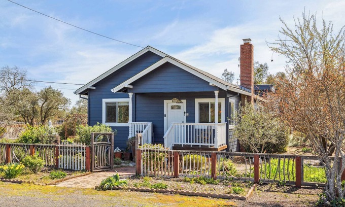 Sonoma House | Authentic Sonoma Experience: Home & Lush Gardens