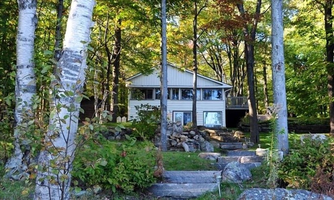 Baysville Cottage | Authentic Waterfront 1935 Muskoka Log Cabin with All the Comforts of Home
