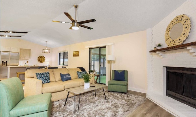 East Arlington House | Autumn Deal! Glimmering Jacksonville Getaway~Grill, Mayo & Beach~Sleeps 7