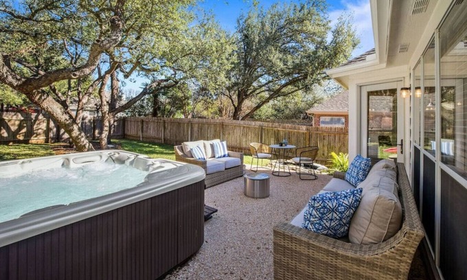 Cedar Park House | 'Autumn Fire' -Hot Tub! Fully Equipped Kitchen!