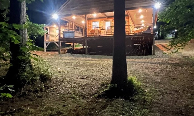 Fort Payne Cabin | Autumn Skies and Falling leaves on Lookout Mtn! hot tub,fire-pit;
