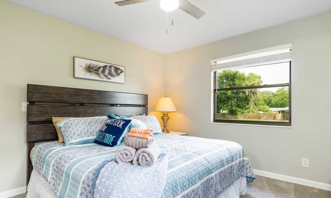 Arlington House | ~Autumn Swim Sleeps 9 Cool Pool~