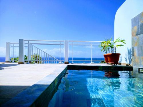 Grand-Bourg House | Aux Colibris Amoureux : loft de standing avec vue mer