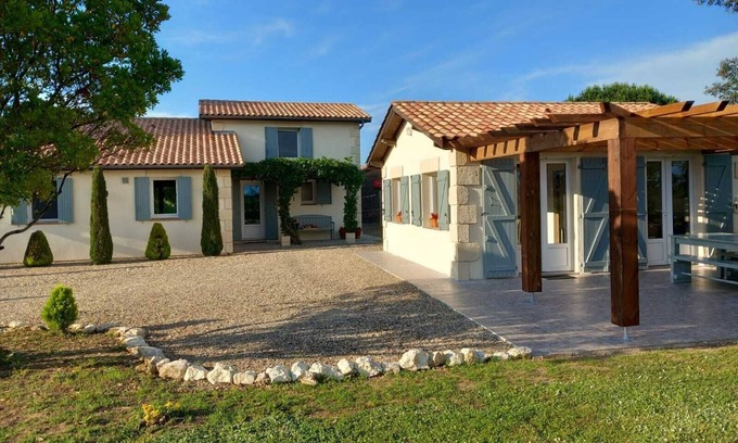 Gontaud House | Aux Jameleaux: family friendly home with swimming pool and bordering vineyard