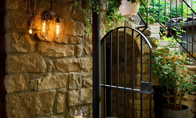Sourzy House | Aux Prisons de Montagny