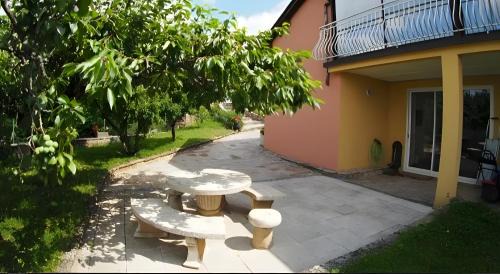 Villefranche-de-Panat Apartment | Aux rives du lac