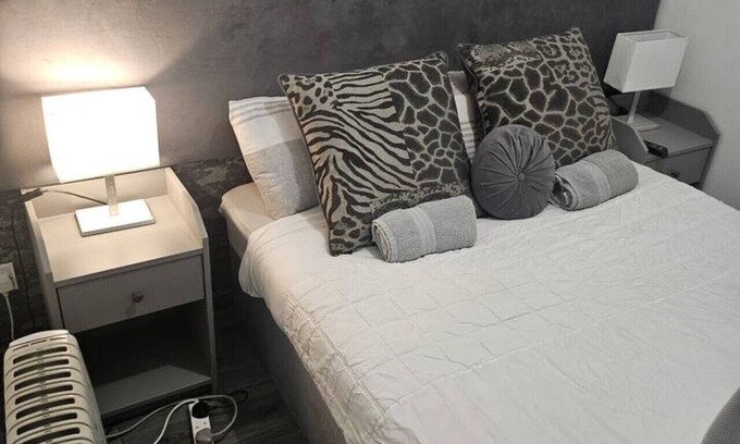 Kirkdale Apartment | AV Space 3: Quiet Stay for Two Near Anfield Stadium