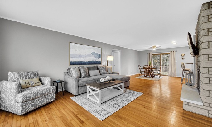 Merrillville House | AVAIL 10/7 - Merrillville condo hospitals & shops