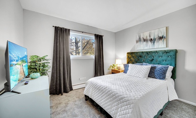 Crown Point Apartment | AVAIL 12/22 - 2 bed/1 bath APT downtown Crown Point