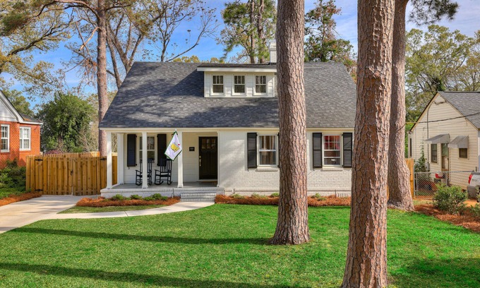 Summerville House | Available Masters 2025! On the Hill! Renovated 4Br3Ba historic neighborhood