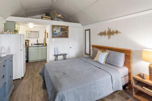 Oil City House | Available This Weekend, Kayaks & Across From Caddo