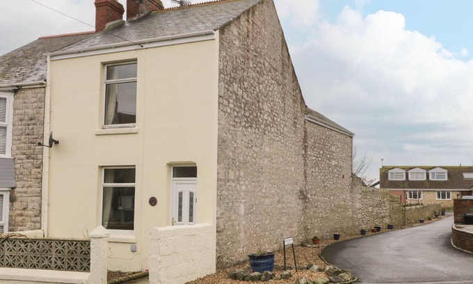 Southwell Cottage | AVALANCHE COTTAGE, pet friendly, with open fire in Weston, Portland