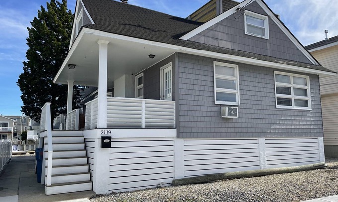 Avalon House | AVALON, 1st floor Beautiful view ON THE BAY over the 21 street bridge. Sleeps 8