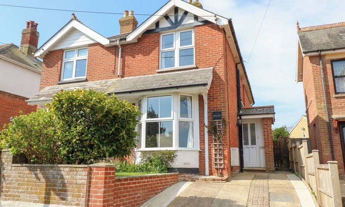 Freshwater House | AVALON, family friendly, with a garden in Freshwater