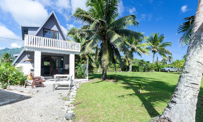 Kiikii Tapere Cottage | Avaro Cottage - with shared pool