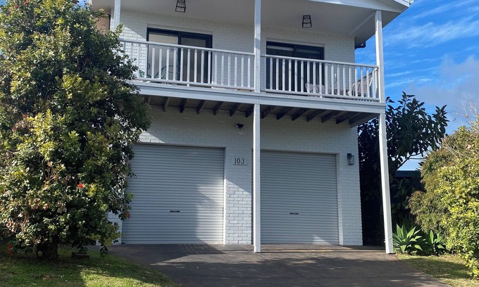 Rosebud House | Avenues gorgeous home 4 🛏️ 2 🛁 King bed AC wifi games room pets 👍 BBQ.