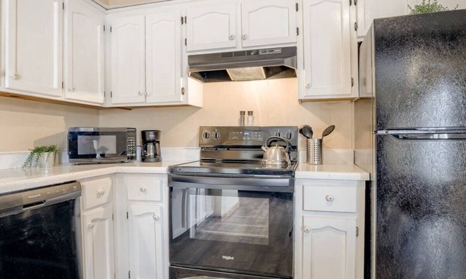 Mount Moriah House | Aviator's Lounge 2BR 1Bath WiFi Close to Airport 2