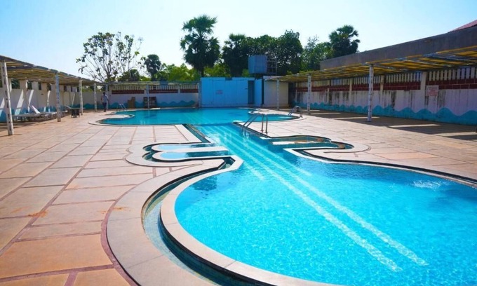 Bommayapalayam Apartment | AVM Paalm Meadows Resort Deluxe Room