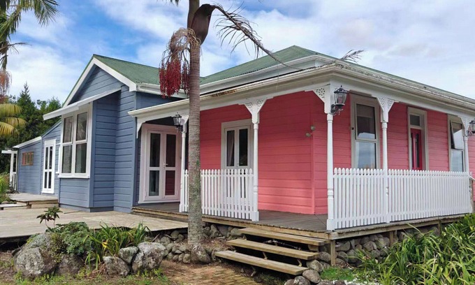 Maungatapere House | Avocado Orchard Escape with Mountain Views & Artist Studio, Pet-Friendly!