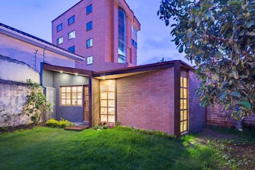 Huayna-Capac Apartment | avocado tree garden at the heart of the city!