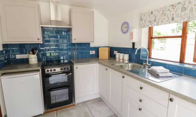 Moreton Cottage | AVOINE COTTAGE, pet friendly, character holiday cottage in Hartpury