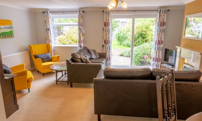 Staveley House | Avondale Bungalow - A cottage that sleeps 4 guests in 2 bedrooms