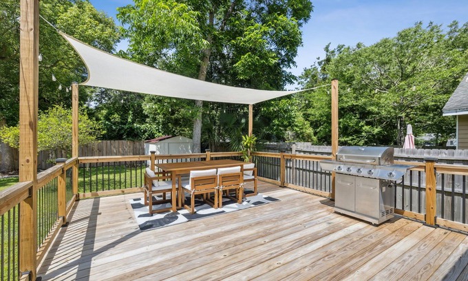Avondale House | Avondale Deckhouse: Walk/Bike to Shops & Eats