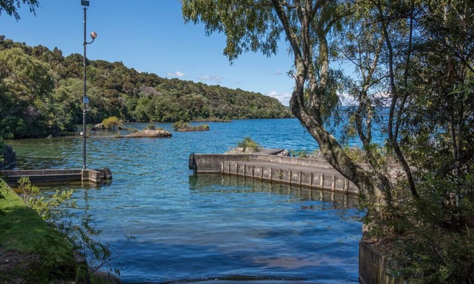 Acacia Bay Cottage | Awanui Lodge - Whakamoenga Point Holiday Home