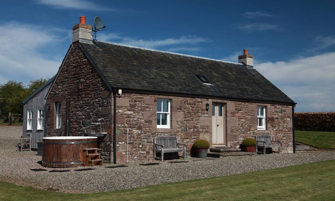Auchterarder Cottage | Award-Winning 5 Star Luxury Private Retreat - Hot Tub, Tennis, Fishing, Horses