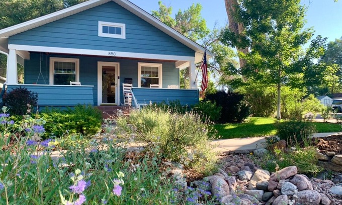 Central Colorado Springs House | Award Winning Downtown 1923 Bungalow Pikes Peak, Garden of the Gods & Hot Tub!⭐️