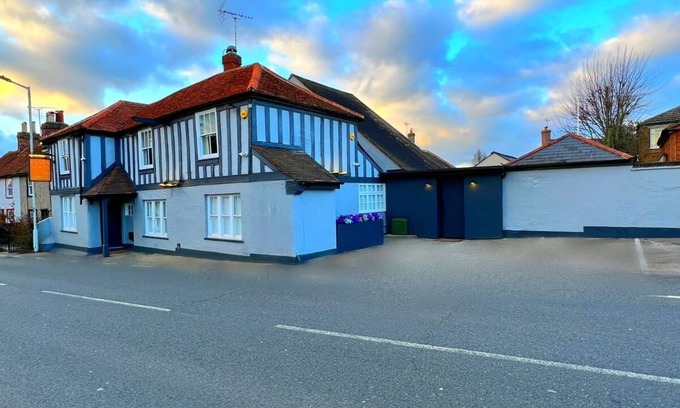 Chelmsford House | Awarded 'Best Boutique Stay' w/hot tub, bar and karaoke room