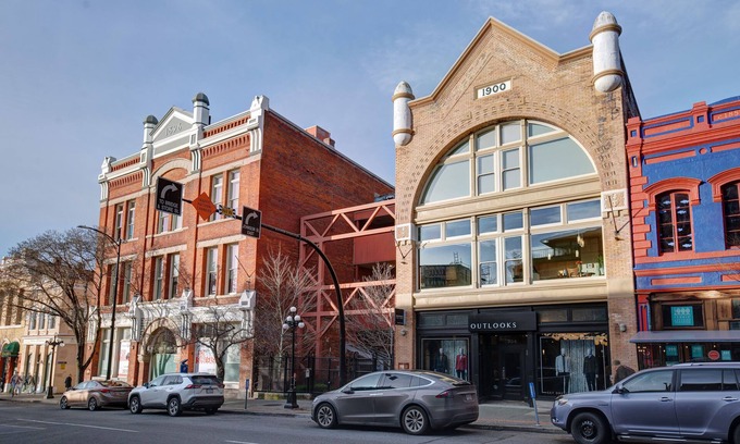 Downtown Victoria Condo | Awarehouse Loft in Historical DowntownnEnjoy a True Canadian Snowbird Experience