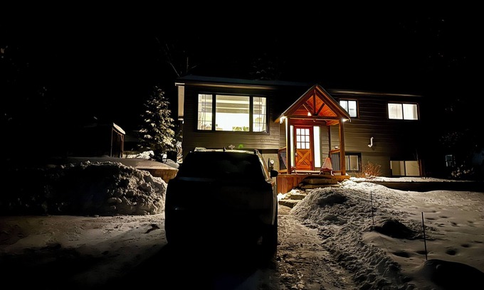 Haliburton Cottage | 'Away' in Haliburton~ hottub, kayaks, hygge living