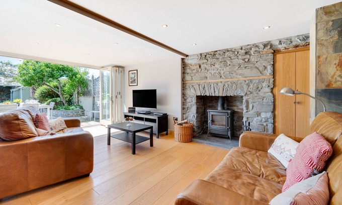 Aberaeron House | Awelon y Mor - Three Bedroom House, Sleeps 6
