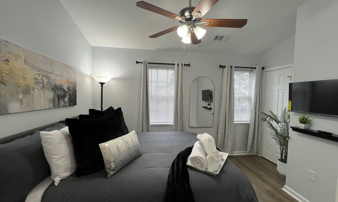 Charlotte House | Awesome 2BR Townhome w/KING bed & pool